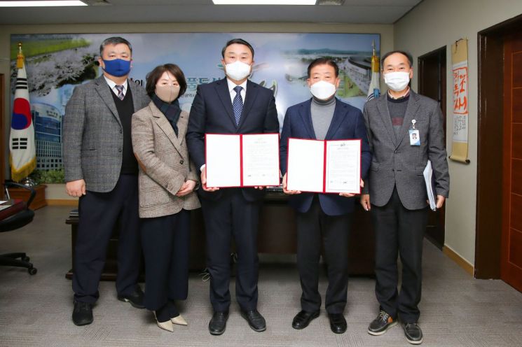 동의과학대학교 김영도 총장(사진 왼쪽에서 3번째)과 강서구청 노기태 구청장(왼쪽에서 4번째)이 업무 협약 체결 후 기념 촬영을 하고 있다.