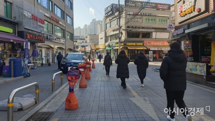 서울 동작구 노량진 학원가 인근에서 학생 등 시민들이 발걸음을 옮기고 있다. 사진=허미담 기자 damdam@