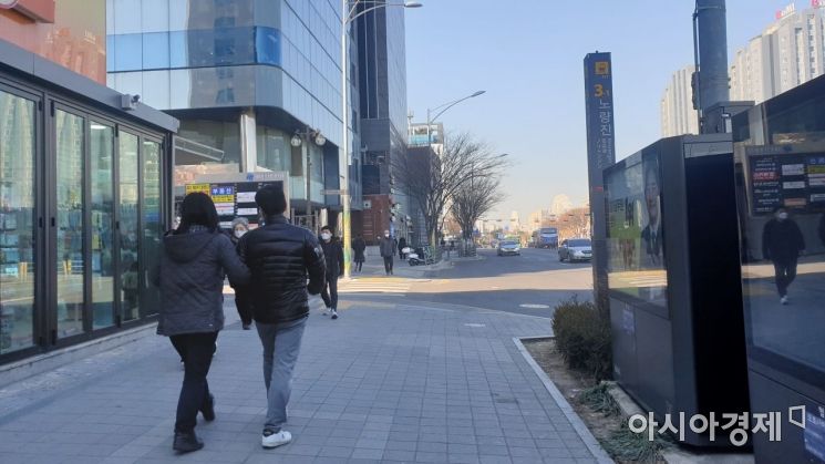 노량진역 인근에서 시민들이 걷고 있다. 사진=허미담 기자 damdam@