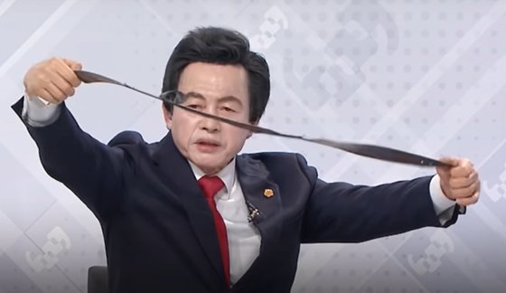 박정희 전 대통령에게 받았다고 주장하는 혁대, 지휘봉 등을 꺼내 보이기도 했다. / 사진=인터넷 커뮤니티 캡처