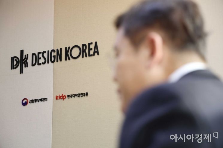 윤상흠 한국디자인진흥원장이 24일 아시아경제와 인터뷰하고 있다. /문호남 기자 munonam@
