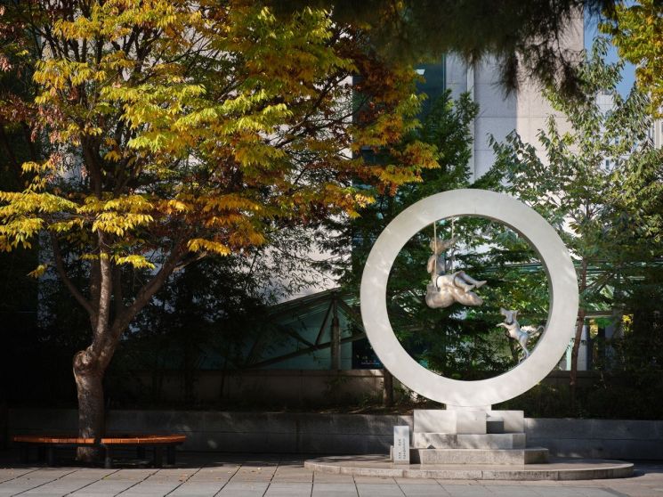 박경범 작가 ‘동심(부제: 달과 소녀)