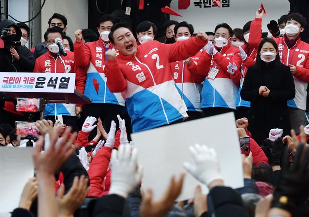 윤석열 국민의힘 대선 후보가 지난 15일 오후 부산 서면 젊음의거리에서 열린 거점 유세에서 지지자들의 환호에 어퍼컷 세리머니로 답하고 있다. / 사진=연합뉴스