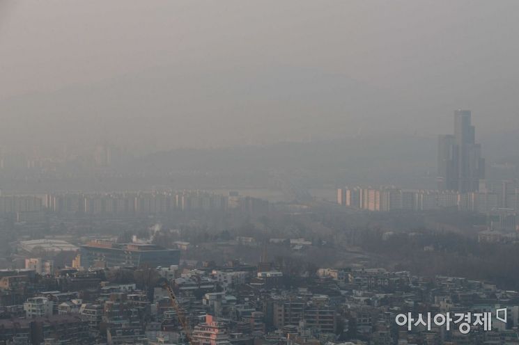 25일 서울 남산에서 바라본 도심이 미세먼지를 동반한 안개에 싸여 있다. 기상청은 오후부터 전국의 기온이 오르며 수도권 등 일부 지역에 미세먼지가 '나쁨' 수준을 기록하겠다고 밝혔다./강진형 기자aymsdream@