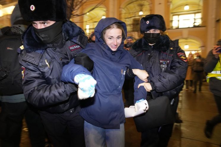 러시아서 우크라 침공 반대 시위 잇따라…"1700명 구금"