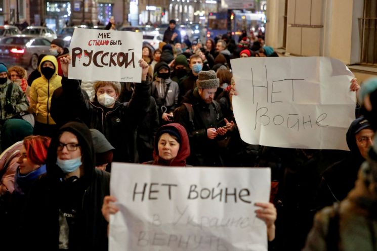 러시아서 우크라 침공 반대 시위 잇따라…"1700명 구금"