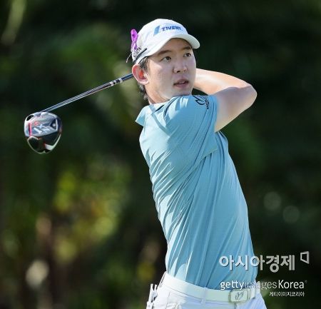 노승열이 혼다클래식 첫날 8번홀에서 티 샷 직후 공을 바라보고 있다. 팜비치가든(미국)=Getty images/멀티비츠
