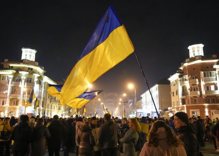 우크라이나 정부군과 친러시아 반군이 대치하는 분쟁지역인 동남부 도시 마리우폴에서 22일(현지시간) 주민들이 "마리우폴은 우크라이나 땅"을 외치는 집회에 참석하고 있다. [이미지출처=연합뉴스]