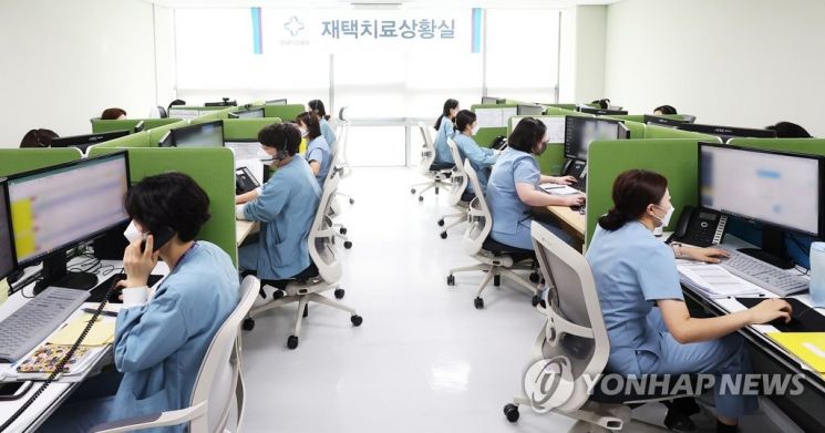 지난 7일 오후 경기도 성남시의료원 재택치료상황실에서 의료진이 재택치료자 모니터링을 하고 있다. 최근 재택치료 환자 수가 60만명대에 근접하면서 의료 인력들도 분주한 상태다. / 사진=연합뉴스