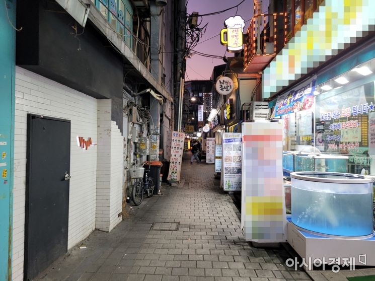 서울 종로 인근 한 골목. 24일 이곳 일대에서 만난 시민들은 소주 가격 인상에 관해 불편한 심경을 내비쳤다. 한승곤 기자 hsg@asiae.co.kr