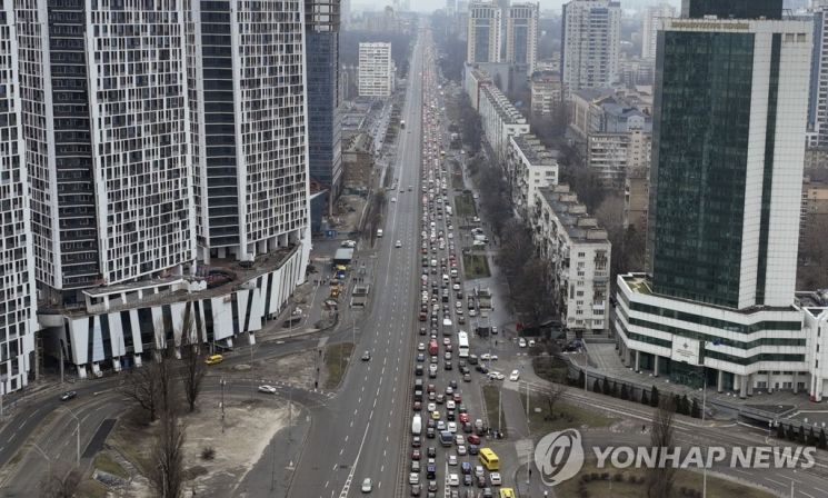24일(현지시간) 우크라이나 수도 키예프를 탈출하려는 차량 행렬. / 사진=연합뉴스