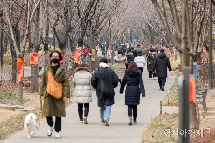 서울 마포구 경의선숲길을 찾은 시민들이 산책을 하고 있다./강진형 기자aymsdream@
