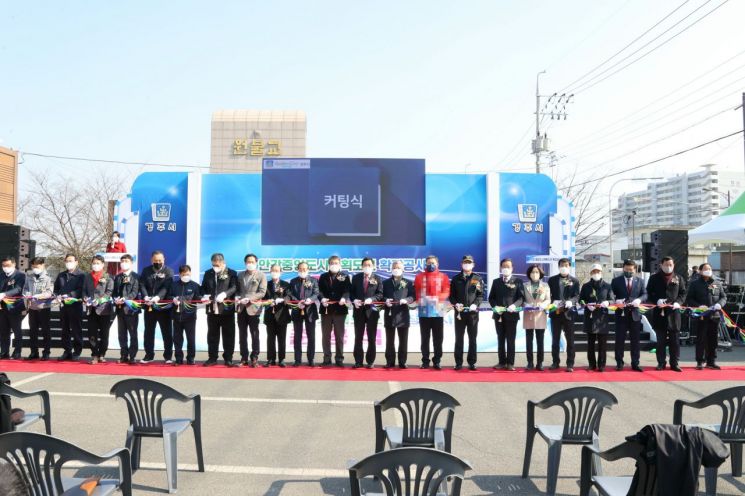 경북 경주시는 25일 숙원 사업인 안강 중앙로 확장 준공식을 했다.