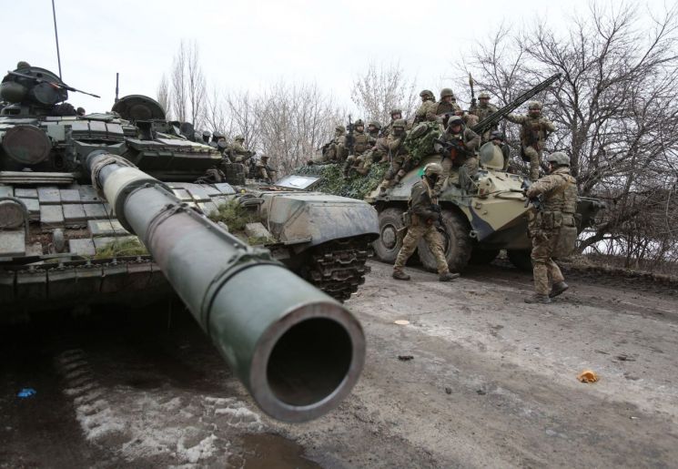 우크라이나 정부군이 24일(현지 시각) 동부 루간스크에서 러시아군의 공격에 반격할 준비를 하고 있다. [이미지출처=연합뉴스]
