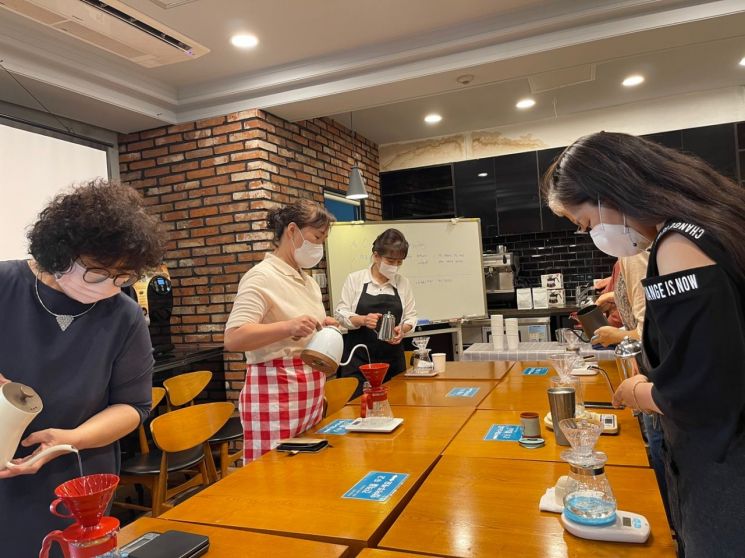 관악구 '소공인 의류봉제 협업센터' 개관...동대문구, 폐업 소상공인 50만원 지원