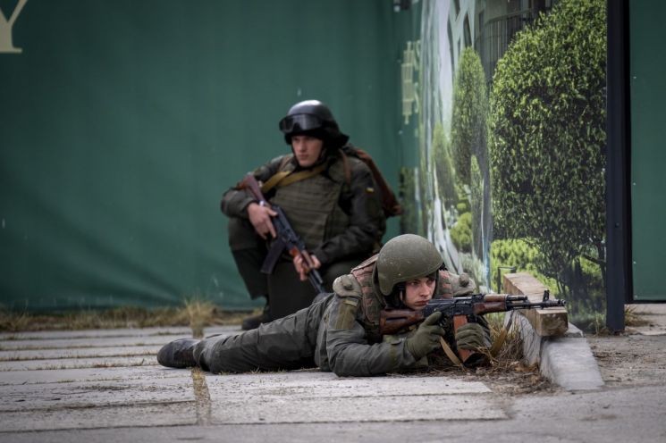 러시아의 우크라이나 침공 이틀째인 25일(현지시간) 우크라이나 군인들이 수도 키예프 시내에서 러시아군의 진군에 대비해 전투 태세를 갖추고 있다. [사진=연합뉴스]