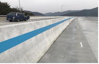 고로슬래그 분말 적용 교량인 부산외곽선 대포전교 중앙분리대 모습.