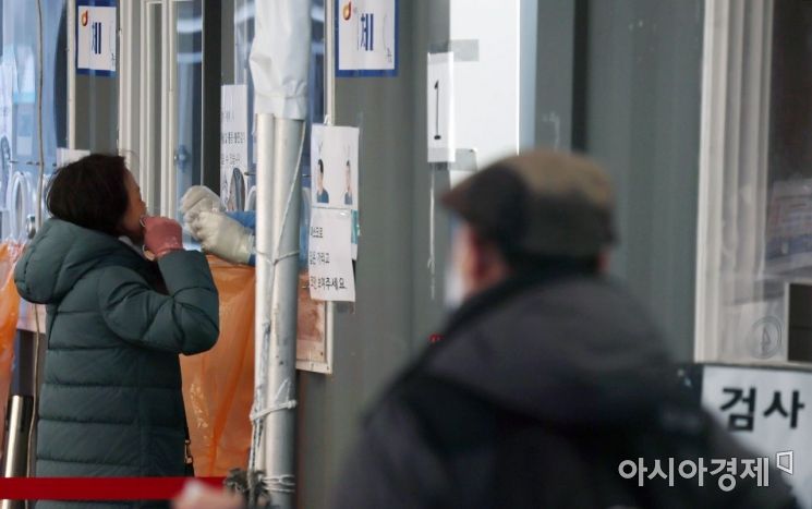 27일 서울 중구 서울역광장에 마련된 선별진료소를 찾은 한 시민이 PCR검사를 받고 있다./윤동주 기자 doso7@