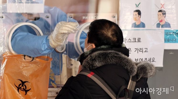지난달 27일 서울 중구 서울역광장에 마련된 선별진료소를 찾은 한 시민이 PCR검사를 받고 있다./윤동주 기자 doso7@