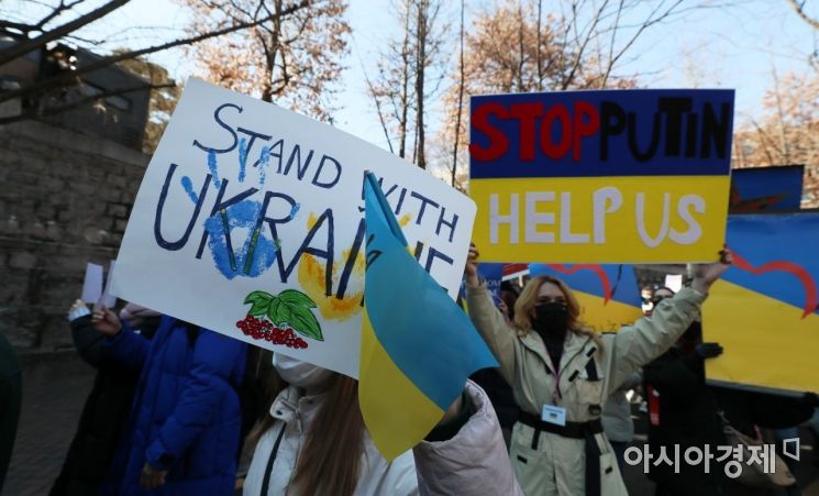 국내 체류 중인 우크라이나인들이 27일 서울 중구 러시아대사관 인근에서 '러시아의 우크라이나 침공을 규탄'하며 거리 행진을 하고 있다./윤동주 기자 doso7@