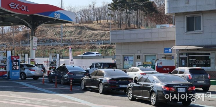 러시아의 우크라이나 침공영향으로 국제유가가 배럴당 100달러를 돌파한 27일 서울에서 가장 저렴한곳 중에 한곳으로 꼽히는 서울만남의광장 알뜰 주유소에 차량들이 주유를 하기 위해 길게 줄을 서고 있다./윤동주 기자 doso7@