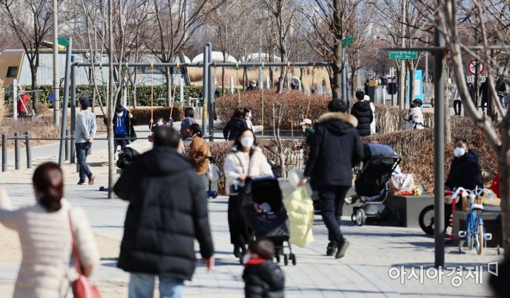 서울 낮 최고 기온이 13도를 기록하며 평년기온을 되찾은 27일 서울 광진구 뚝섬한강공원에 많은 시민들이 찾고 있다./윤동주 기자 doso7@