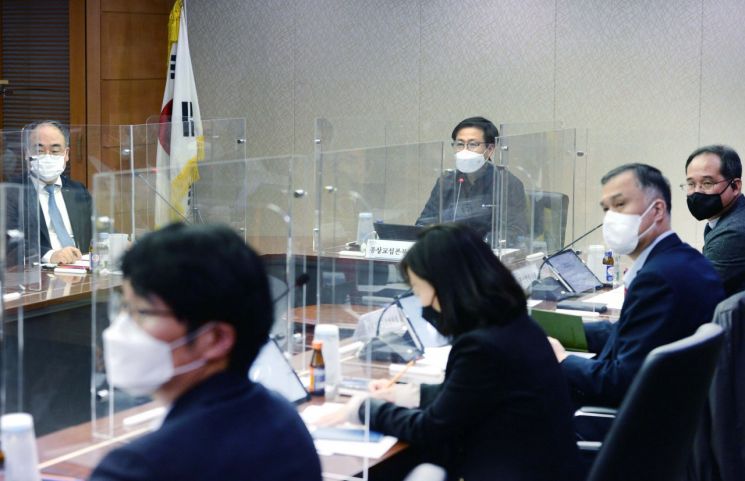 여한구 본부장, 무역투자24 지원 현황 긴급 점검 
    (서울=연합뉴스) 여한구 산업통상자원부 통상교섭본부장이 27일 서울 서초구 대한무역투자진흥공사(KOTRA)에서 러시아 및 우크라이나 대상 수출입 기업 전담 창구인 '무역투자24'의 지원 현황을 긴급 점검하고 있다. 2022.2.27
    [산업통상자원부 제공. 재판매 및 DB 금지]
    photo@yna.co.kr
(끝)


＜저작권자(c) 연합뉴스, 무단 전재-재배포 금지＞