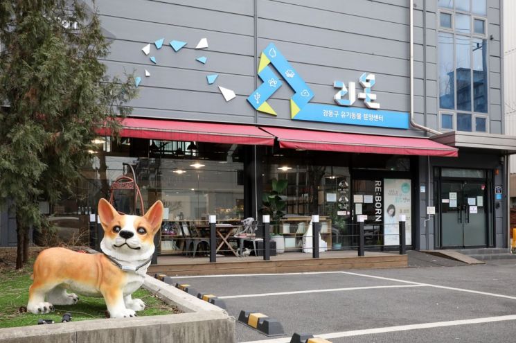 서초구 번뜩이는 아이디어!...동네 카페 청년 갤러리 변신