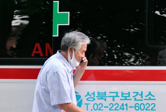 코로나19 확진 판정을 받은 전 목사가 지난 2020년 8월17일 오후 서울 성북구 사택을 나와 성북보건소 차량에 탑승하기 위해 이동하고 있다. / 사진=연합뉴스
