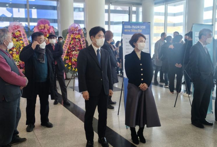 출마기념회에 참석한 방문객에게 인사하고 있는 김대중 전남교육감 후보와 부인 천진희씨.
