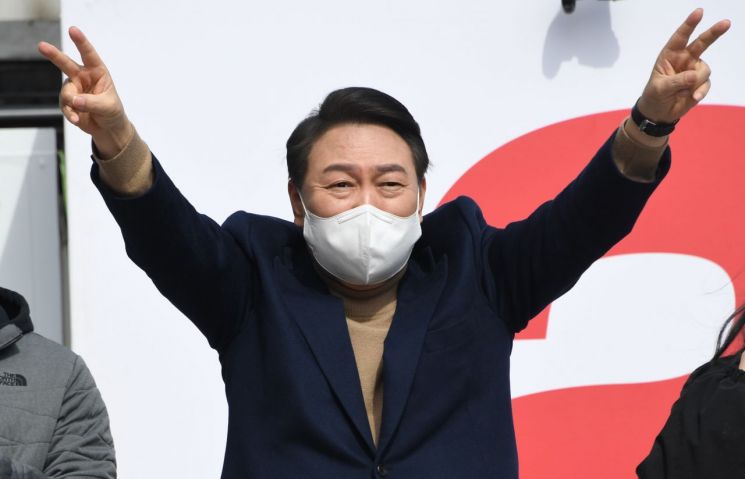 윤석열 국민의힘 대선 후보가 지난달 28일 오전 강원 동해시청 앞에서 열린 유세에서 지지자들에게 인사하고 있다. [이미지출처=연합뉴스]