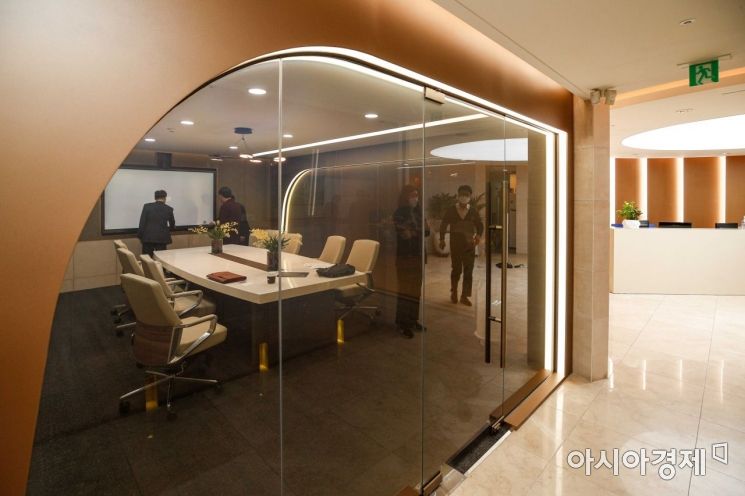 자산 100억 이상 VIP 대상 '신한 SFC' 가보니…고급·첨단감 조화