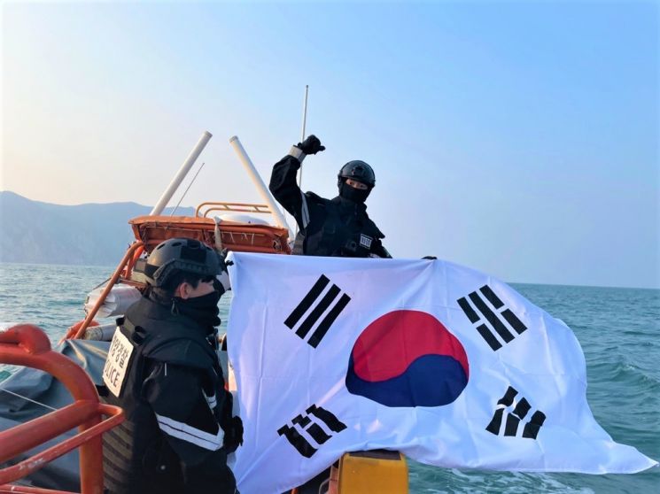 [포토] 목포해경, 3·1절 경비함정 태극기 퍼포먼스 펼치며 해양주권 수호 의지 다져