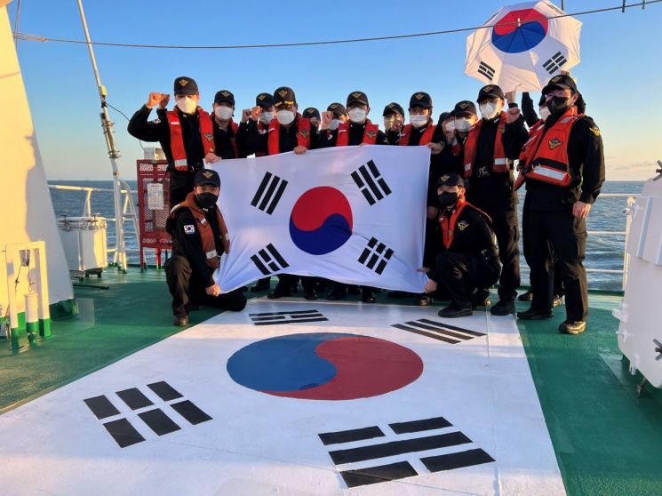 [포토] 목포해경, 3·1절 경비함정 태극기 퍼포먼스 펼치며 해양주권 수호 의지 다져