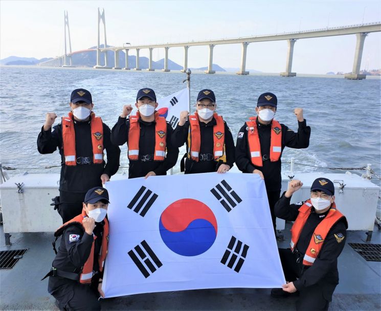 [포토] 목포해경, 3·1절 경비함정 태극기 퍼포먼스 펼치며 해양주권 수호 의지 다져