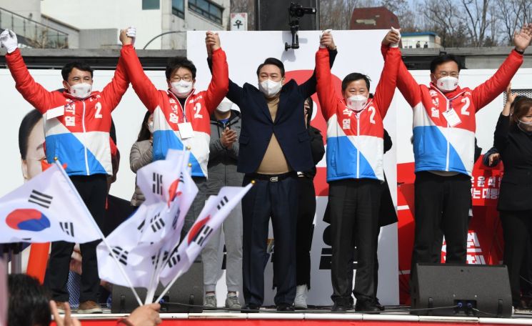 윤석열 국민의힘 대선 후보가 28일 강원 동해시청 앞에서 열린 유세에서 지지자들에게 인사하고 있다. [이미지출처=연합뉴스]