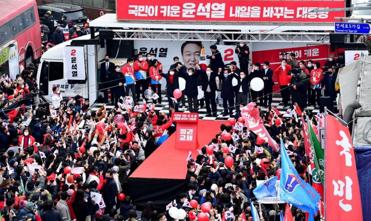 윤석열 국민의힘 대선후보가 1일 오후 서울 서대문구 현대백화점 신촌점 유플렉스 앞에서 열린 유세에서 지지를 호소하고 있다. [이미지출처=연합뉴스]
