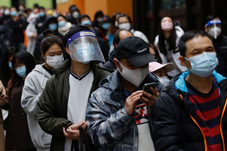 홍콩의 한 코로나19 검사소에서 시민들이 줄지어 서 있다. [이미지출처=연합뉴스]
