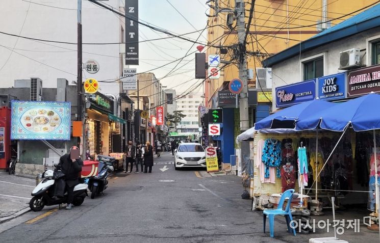서울 광희동 중앙아시아 거리. 이날(지난달 28일) 이 거리에서 만난 우크라이나 청년은 러시아를 향해 강한 분노를 쏟아냈다. 그는 전쟁 중단과 함께 자국민이 힘을 내 힘든 시간을 견뎌달라고 호소했다. 사진=한승곤 기자 hsg@asiae.co.kr