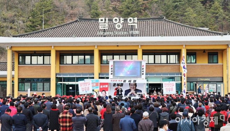 열정열차를 타고 밀양역에 도착한 이준석 국민의힘 대표가 역 광장에서 연설을 하고 있다./밀양=윤동주 기자 doso7@