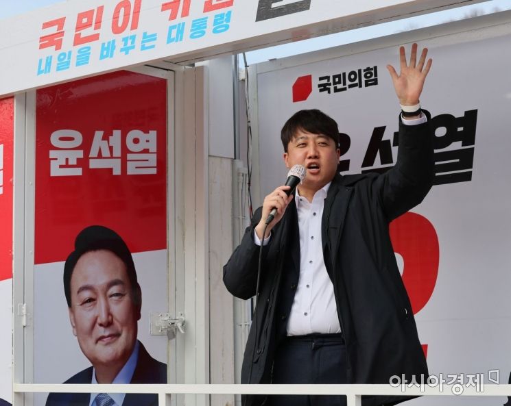 열정열차를 타고 밀양역에 도착한 이준석 국민의힘 대표가 역 광장에서 연설을 하고 있다./밀양=윤동주 기자 doso7@