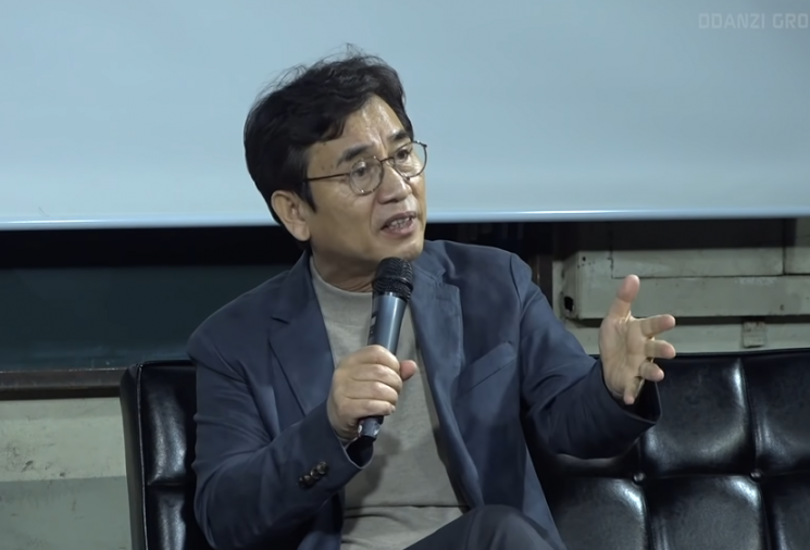 유시민 전 노무현재단 이사장이 지난달 28일 공개된 방송인 김어준 씨의 유튜브 채널 '다스뵈이다' 영상에 출연했다. 사진=유튜브 캡처