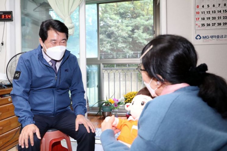 지난해 10월 박준희 관악구청장이 홀몸장애인가구를 방문해 안부를 확인하고 반려로봇 기능을 설명했다.