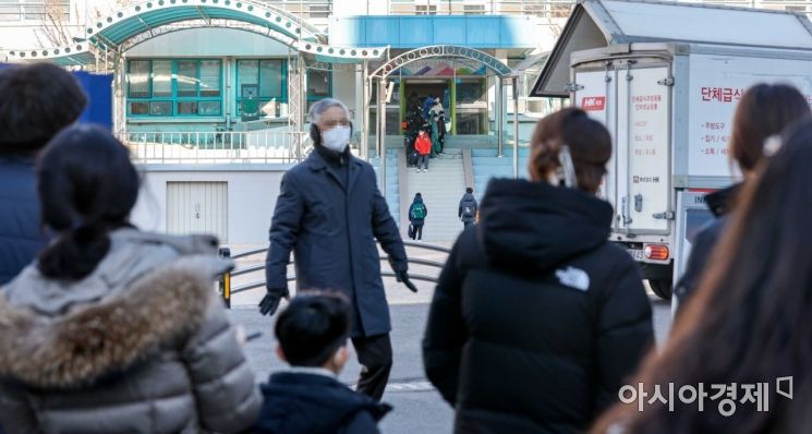 코로나19 오미크론 변이 확산세가 이어지는 가운데 초·중·고교가 개학한 2일 서울 용산구 금양초등학교에서 학부모들이 교실로 이동하는 자녀들을 보고 있다./강진형 기자aymsdream@