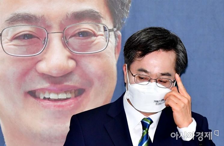 김동연 새로운물결 대선 후보가 2일 서울 영등포구 선거 캠프에서 기자회견을 열고 후보 사퇴 및 이재명 더불어민주당 후보의 지지 의사를 밝히기 앞서 잠시 생각에 잠겨 있다./윤동주 기자 doso7@