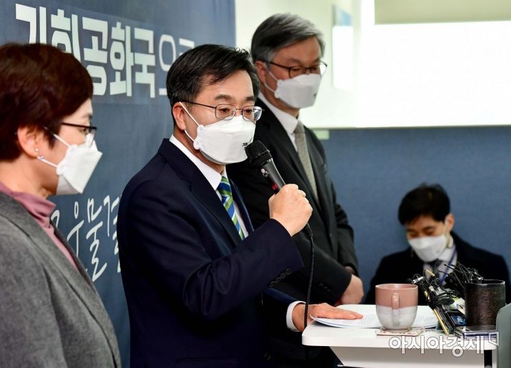 김동연 새로운물결 대선 후보가 2일 서울 영등포구 선거 캠프에서 기자회견을 열고 후보 사퇴 및 이재명 더불어민주당 후보의 지지 의사를 밝히고 있다./윤동주 기자 doso7@