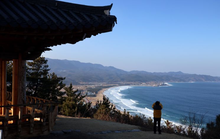 [조용준의 여행만리]바람과 파도가 그린 봄의 수채화