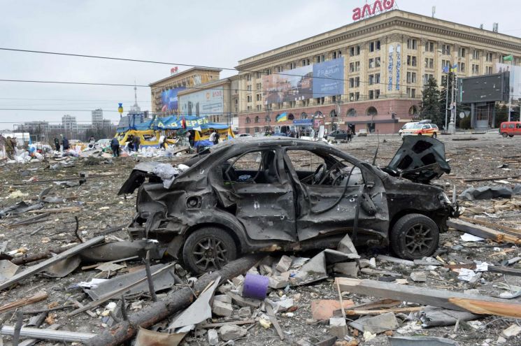 1일(현지시간) 우크라이나 제2 도시 하리코프의 시청사 앞 광장에 러시아군의 미사일 공격을 받아 뼈대만 앙상하게 남은 차량이 방치돼 있다. 러시아군이 우크라이나를 침공한 지 엿새째인 이날 러시아군이 우크라이나 동부 도시 하리코프와 수도 키예프, 남부 도시 헤르손 등을 중심으로 무차별 포격과 폭격에 나서면서 민간인 피해가 속출했다.   [사진 제공= AFP연합뉴스]