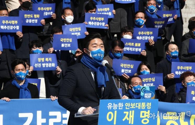 백범 김구 선생 증손자인 김용만씨 등 '예비역 장병, 유공자 후손, 참전용사' 등이 2일 국회 본관 앞 계단에서 이재명 더불어민주당 대선후보 지지선언'을 하고 있다./윤동주 기자 doso7@