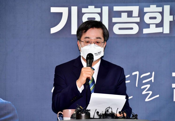 김동연 새로운물결 대선 후보가 2일 오전 서울 영등포구 선거 캠프에서 '정치교체·공동정부' 기자회견을 하고 있다. [이미지출처=연합뉴스]